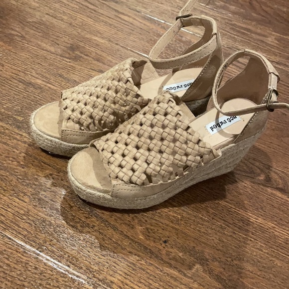 Nwot Not Rated size 6 wedges - Picture 3 of 5